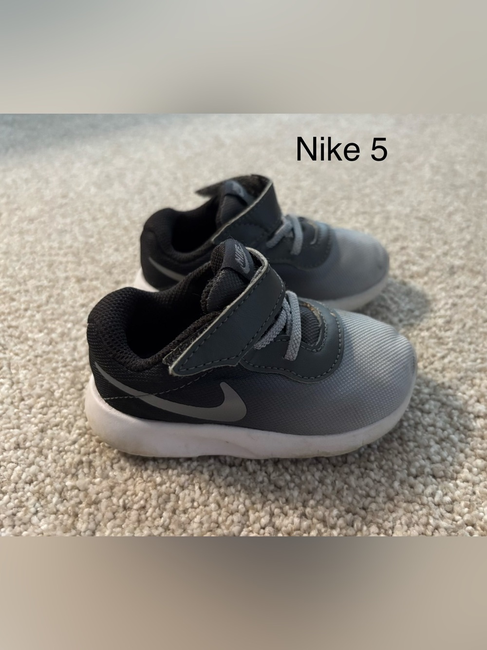 Toddler boys Nike size 5 grey/black sneaker Velcro